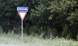 Знак уступить дорогу и выезд на дорогу с односторонним движением
