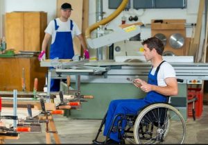 Оплата труда инвалиду и гарантии