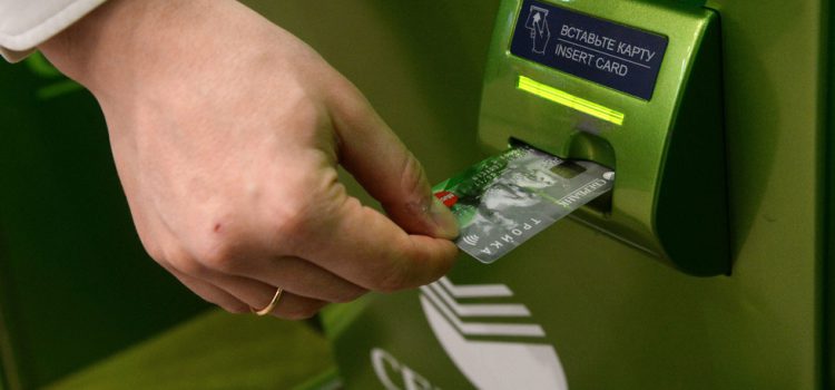 Можно ли снять деньги со счета, если ваша карта заблокирована в России